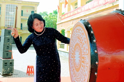 Phó Chủ tịch nước Đặng Thị Ngọc Thịnh dự khai giảng năm học mới tại Tứ Kỳ